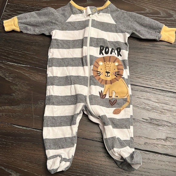 Two Newborn 0-3 months pajamas zipper & snaps  dinosaur stripes baby - Picture 3 of 9